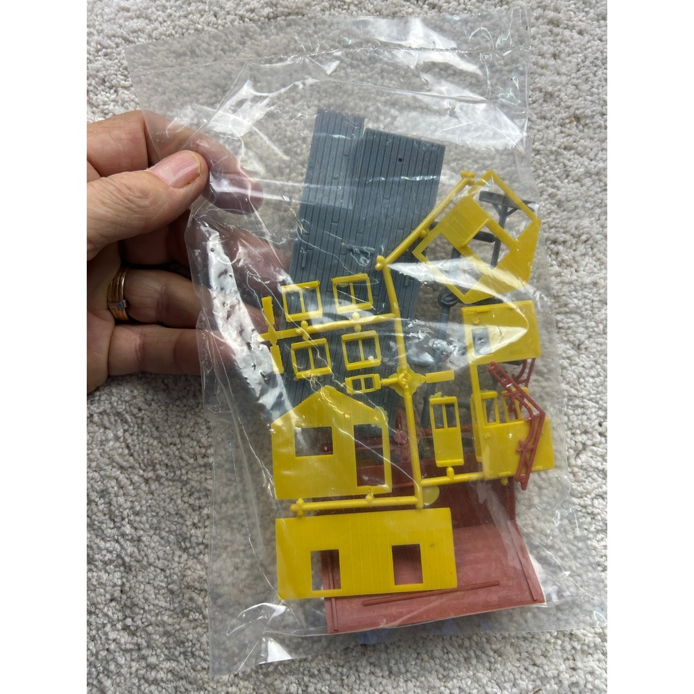 Vintage Life-Like HO Scale Switchman's Shanty Model Railroad Building Kit - Picture 5 of 7